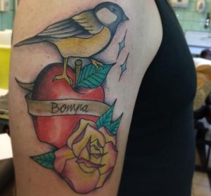 Apfel mit Vogel und Blüte Design am Oberarm