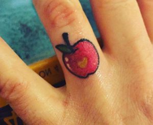 Kleiner Apfel Tattoo auf Finger