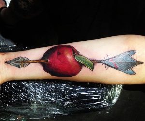 Apfel mit Pfeil Design auf dem Arm