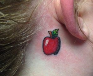 Kleiner Apfel Design hinter dem Ohr