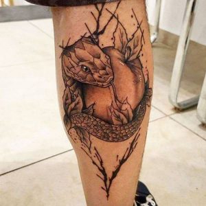 Schlange Tattoo mit Apfel Design auf der Bein