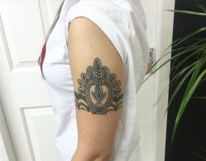 Armband Mandala Tattoo am Oberarm