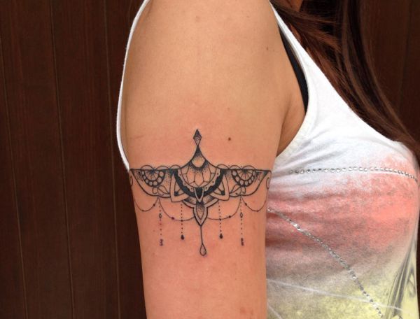 Frauen mandala oberarm tattoo Tattoos Mandala