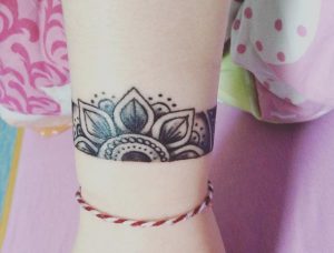 Blumen Die schönsten Armband Tattoos für Frauen