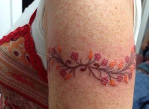 Blumen Die schönsten Armband Tattoos für Frauen