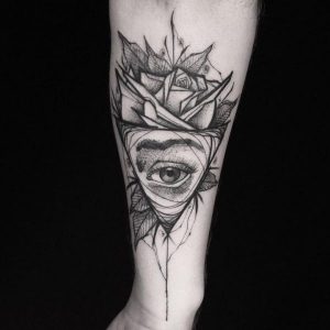 Auge von Providence und Blumen Design auf dem Arm