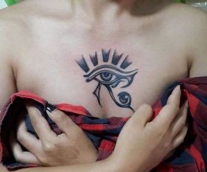 Das Auge von Horus Tattoo auf der Brust Frau