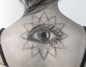 Realistisch Auge Tattoo am Rücken Frau