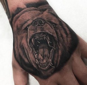 Grizzlybär Tattoo auf Hand