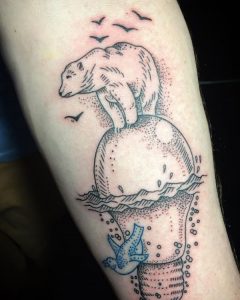 Tattoo EisBär Design auf dem Arm