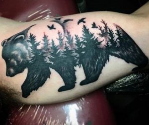 Abstract Bär Design mit Wald auf dem Arm