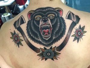Axt mit Bär Tattoo am Rücken