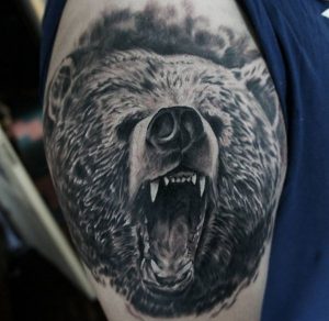 Grizzlybär Realistisch Tattoo am Oberarm
