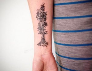 Weihrauchzedern Baum Tattoo am Handgelenk
