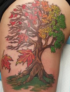 Ahorne Baum Tattoo auf der Hüfte