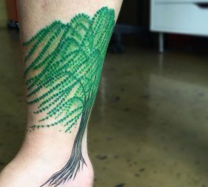 Weiden Baum Tattoo am Unterschenkel und Knöchel