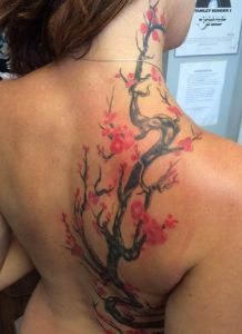 Kirschblüten Zweige Tattoo am Rücken und Hals