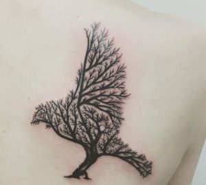 Abstract Baum Tattoo Design mit Krähe am Rücken