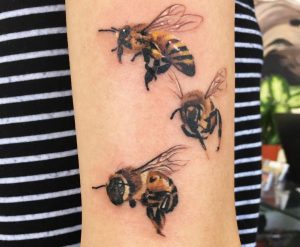 3D Bienen auf dem Arm