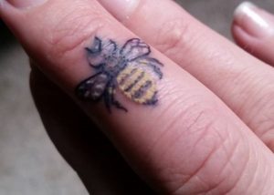 Bienen auf Finger