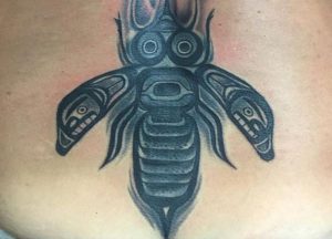 Tribal Bienen Tattoo Idee