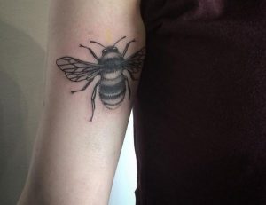 Bienen Tattoo am Oberarm Schwarz