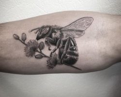 Honigbienen mit Blume am Unterarm schwarz und weiß