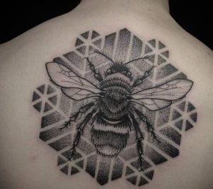 Bienen am Rücken schwarz und weiß