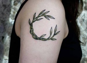 Blätter Tattoo am Oberarm