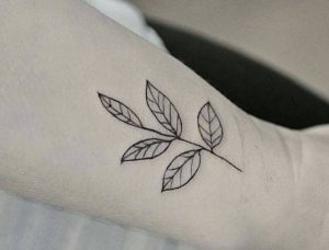 Blätter Tattoo am Handgelenk