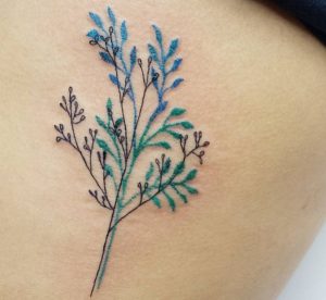 Blätter Tattoo Design am Rücken Blau und Grün