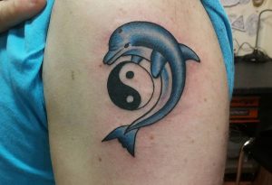 Delphin und Yin-yang Oberarm