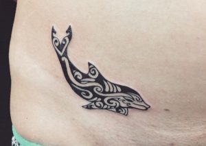 Tribal Delphin Tattoo am Bauch für Frau