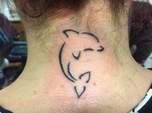 Delphin im Nacken für Frau