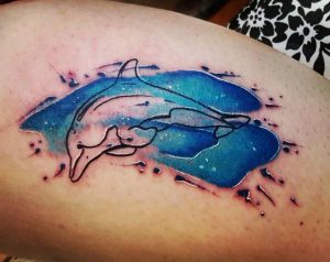 Aquarell Delphin Blau am Oberschenkel