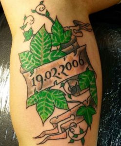 Efeu Tattoo Design mit Banderole und Datum