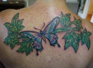 Efeu Tattoo Design mit Schmetterling am Rücken