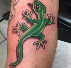 Eidechsen Tattoo am Unterarm Grün