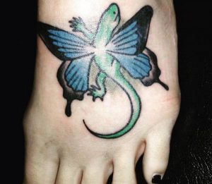 Eidechsen und Schmetterling Tattoo Idee am fuß