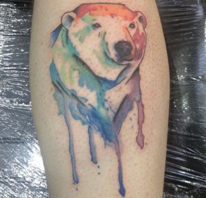 Aquarell Eisbär Tattoo Design am Unterschenkel