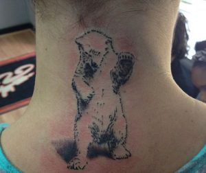 Eisbär Tattoo im Nacken