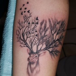 Abstract Elch Zweige des Baumes Design auf dem Arm