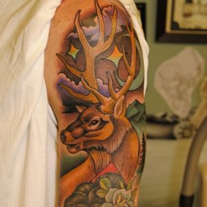 Tattoo Elch Design am Oberarm