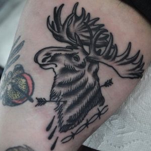 Tattoo Elch mit Pfeil Design am Oberarm