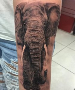 Elefanten Realistisch Tattoo Design auf der Bein