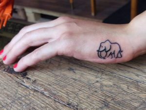 Kleiner Elefanten Tattoo auf der Hand Seite