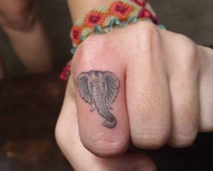Kleiner Elefanten Tattoo Design auf Finger