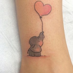 Kleiner süße Elefanten Tattoo mit Herz Ballon auf der Bein