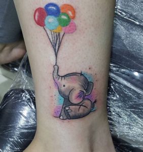 Bunte Elefanten Tattoo mit Ballon am Unterschenkel