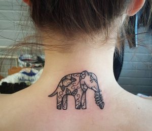 Elefant Tattoo Blume Design im Nacken